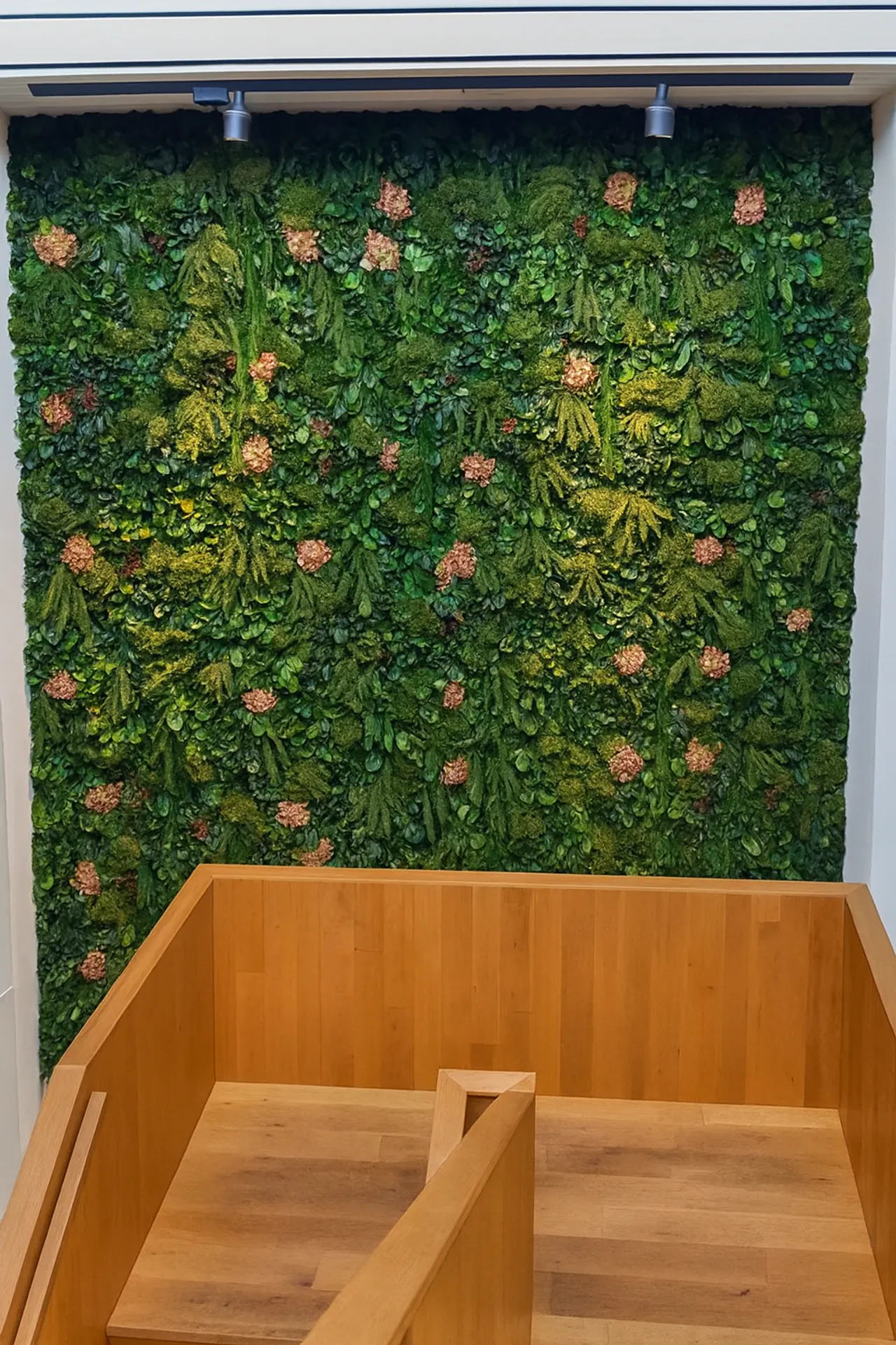 Showroom « Mur en mousse » rehaussé de touches florales — Aménagement végétal mural par MOOSMOOS
