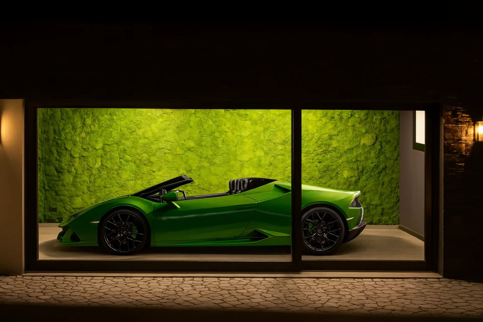 Showroom « mur en mousse » : voitures de sport — Végétalisation murale par MOOSMOOS