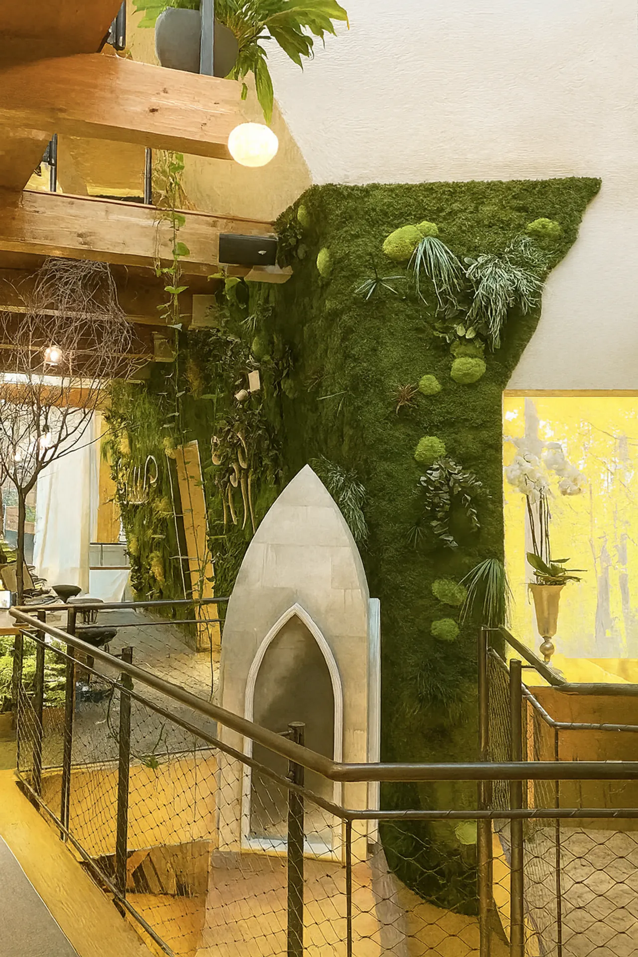 Installation de cloisons dans un showroom — Cloisons et solutions acoustiques par MOOSMOOS