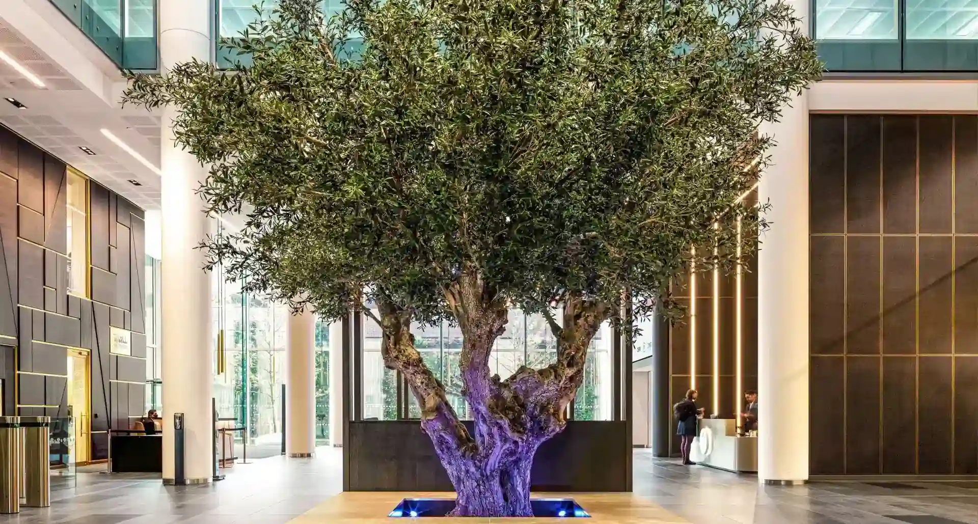 Arbre artificiel XXL — un olivier ArtTree d’un réalisme saisissant dans un hall d’entrée moderne