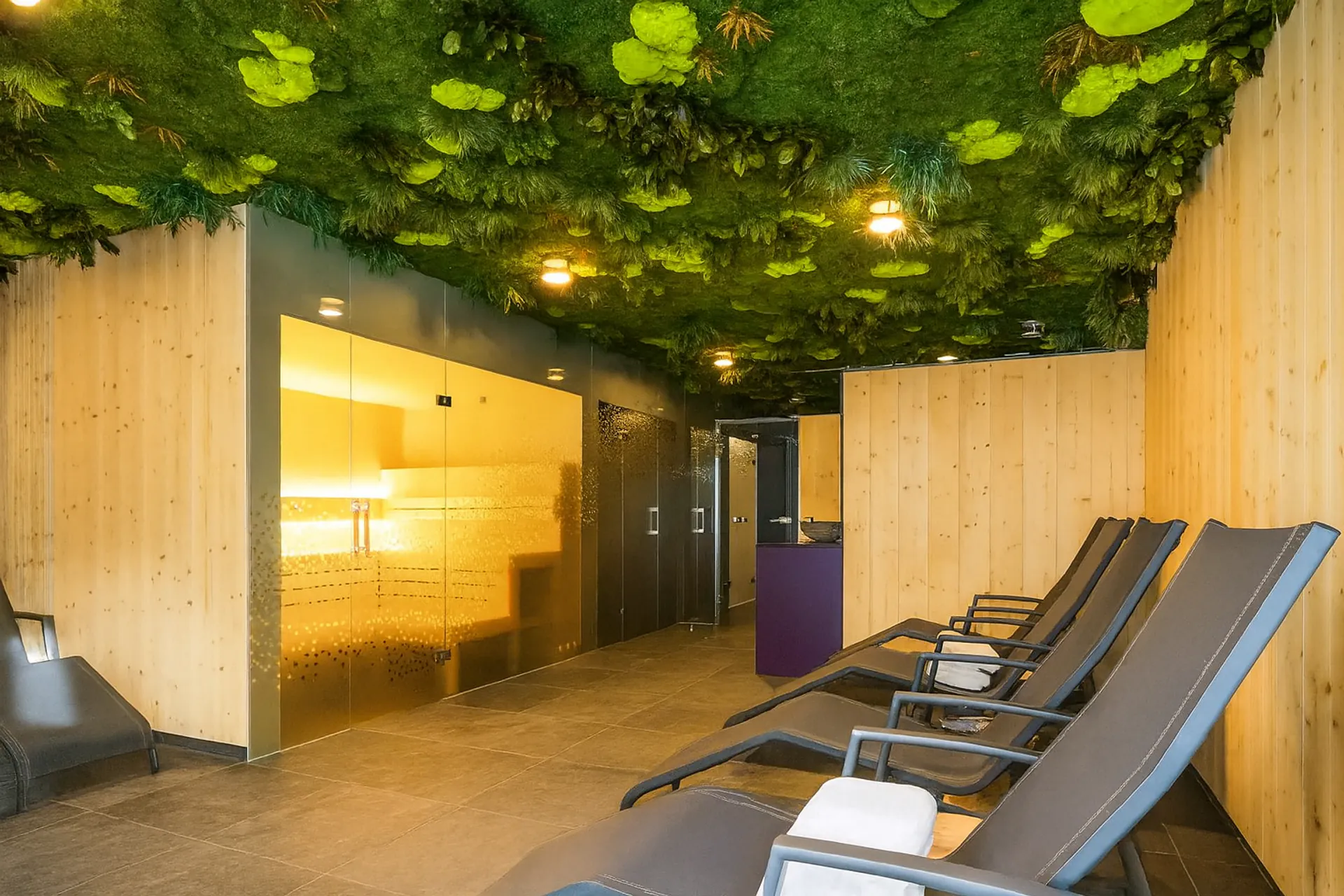 Espace détente du Botanical Sky Wellness Spa — Aménagement végétalisé au plafond par MOOSMOOS