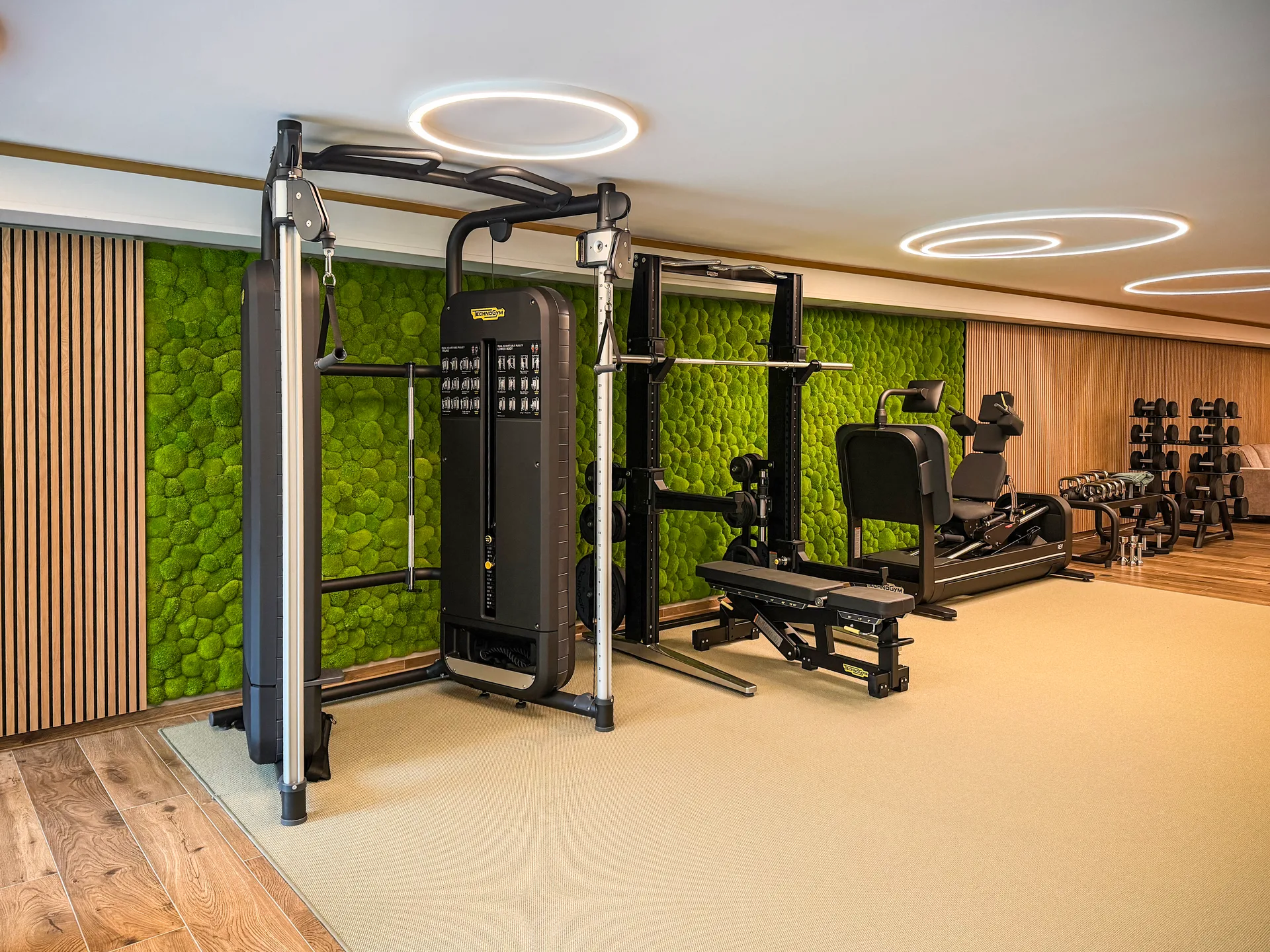 Aménager une salle de sport avec de la mousse — Un mur en mousse dans l’espace d’entraînement d’une salle de sport moderne
