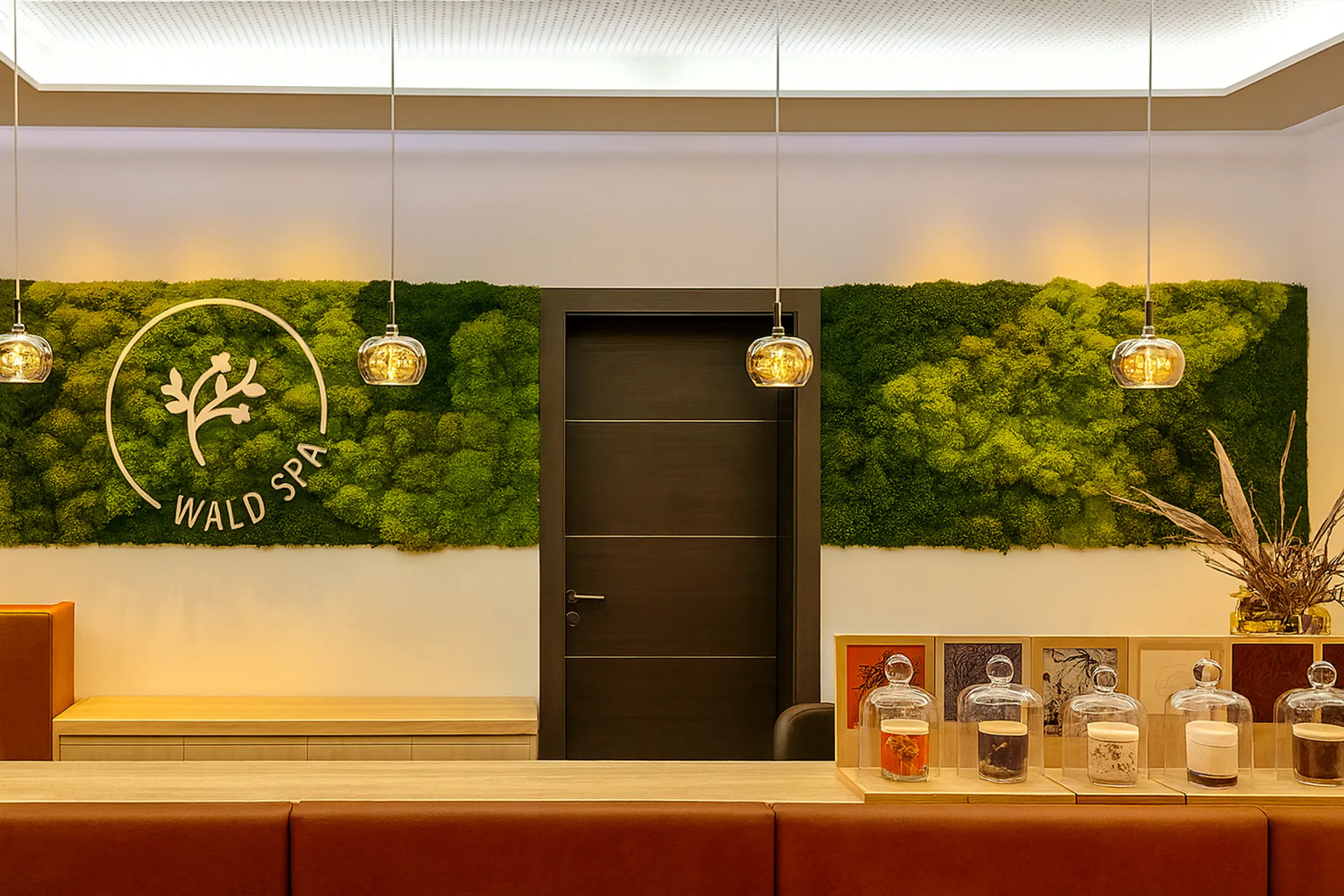 Logo en mousse — Réception du showroom Moos Wellness Spa — Logo en mousse de MOOSMOOS