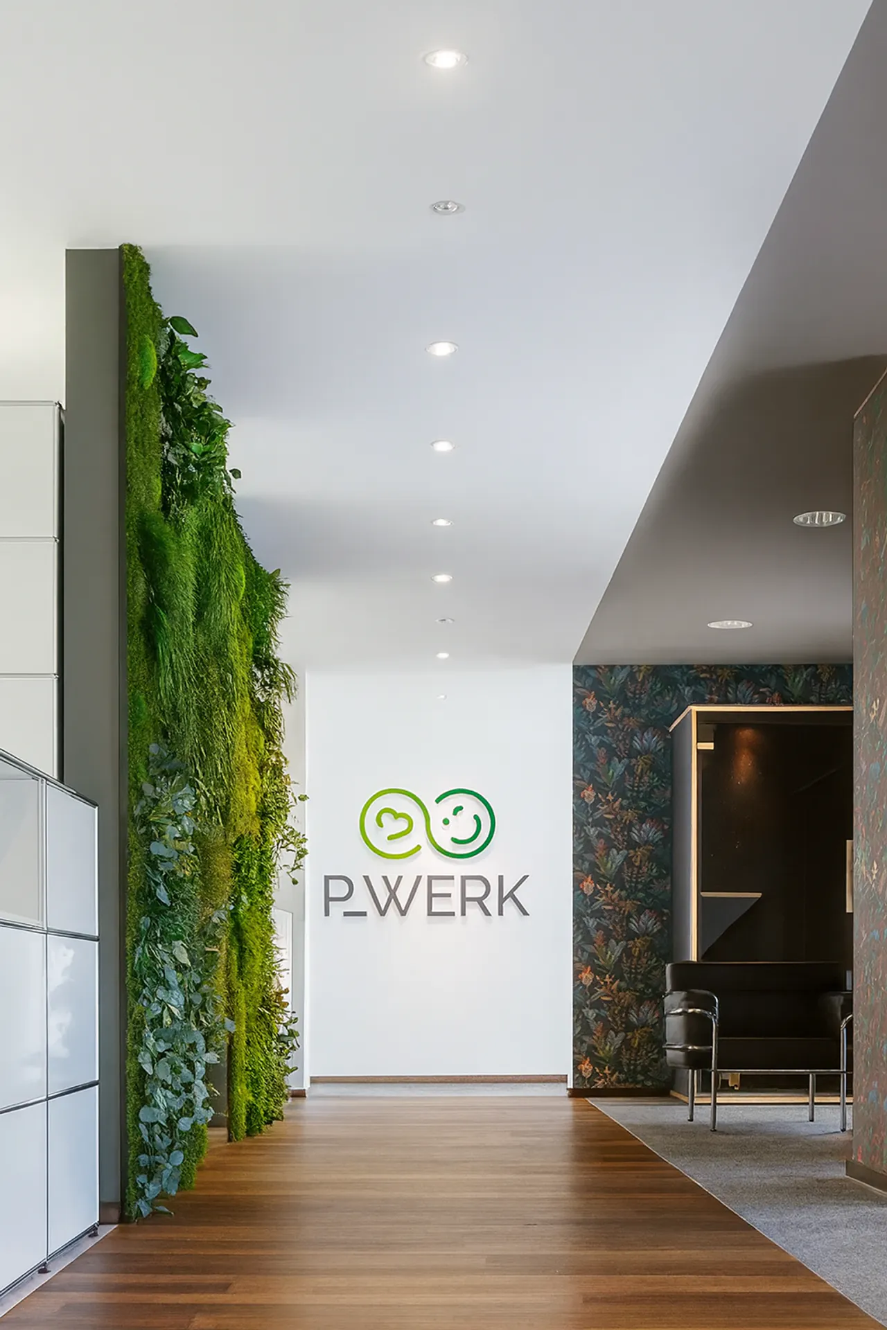 Logo en mousse, réception des bureaux de Pwerk — Logo en mousse par MOOSMOOS