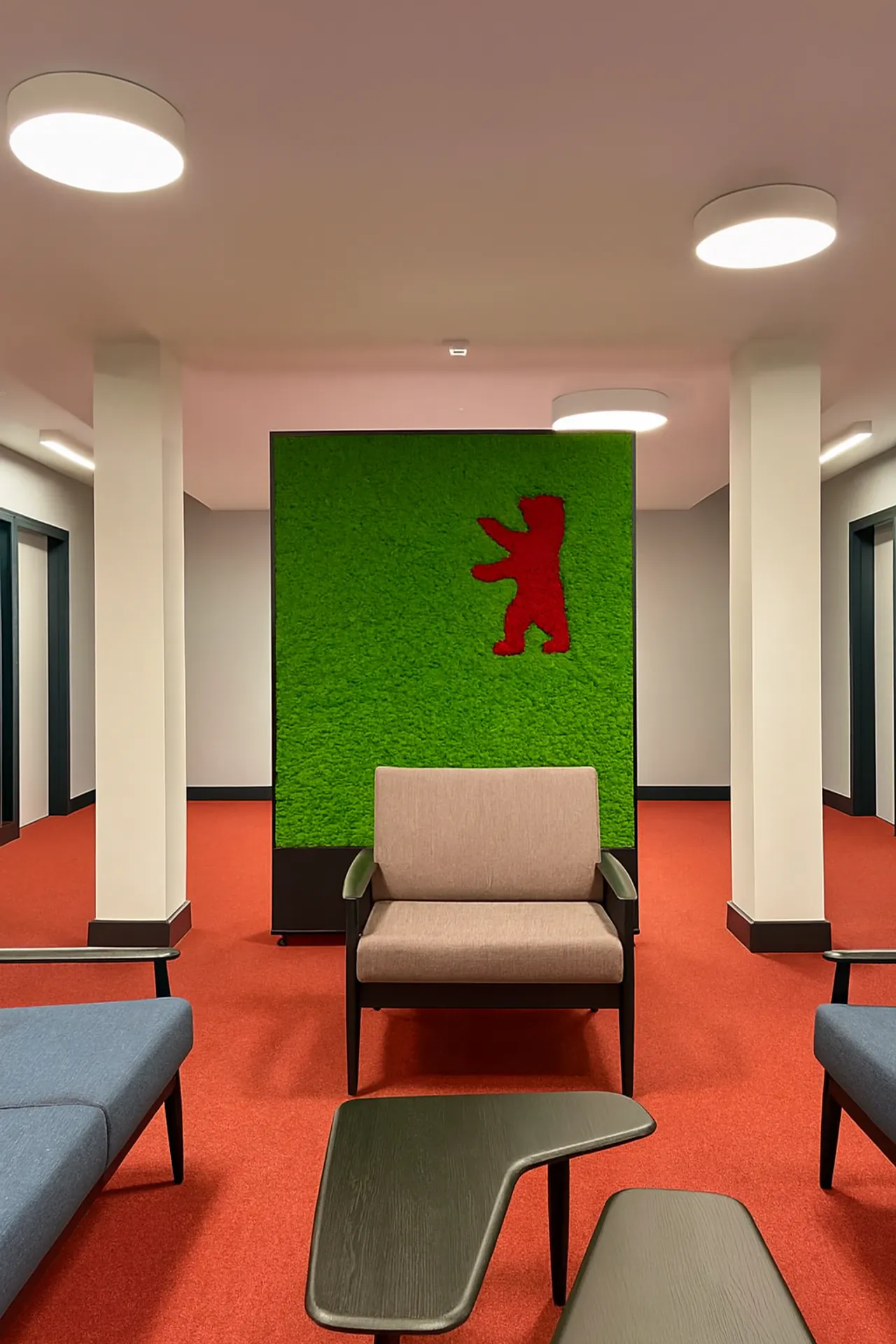 Mur en mousse moderne pour bureau et réception — Aménagement végétal mural par MOOSMOOS