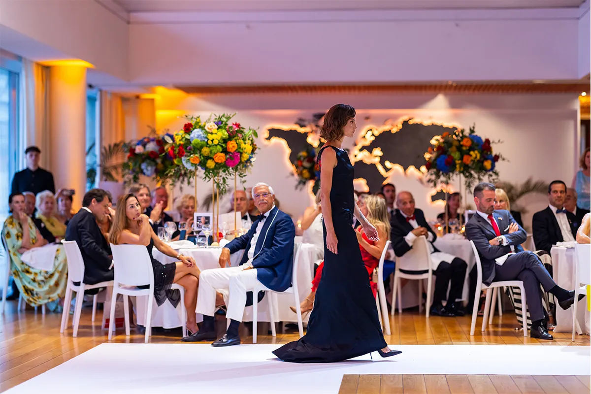 Ambiance de gala à Monaco — Tenue de soirée, art floral, événement haut de gamme MOOSMOOS