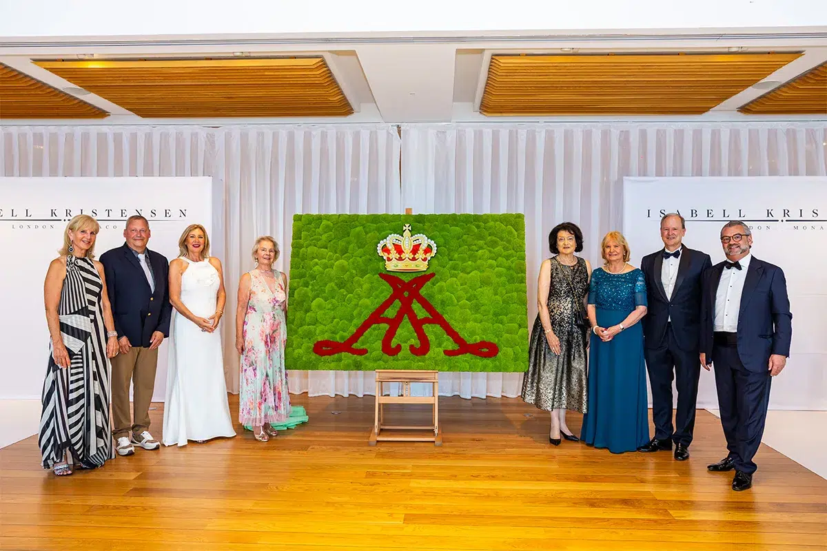 Remise des armoiries princières de Moos lors du gala d’été à Monaco en 2025