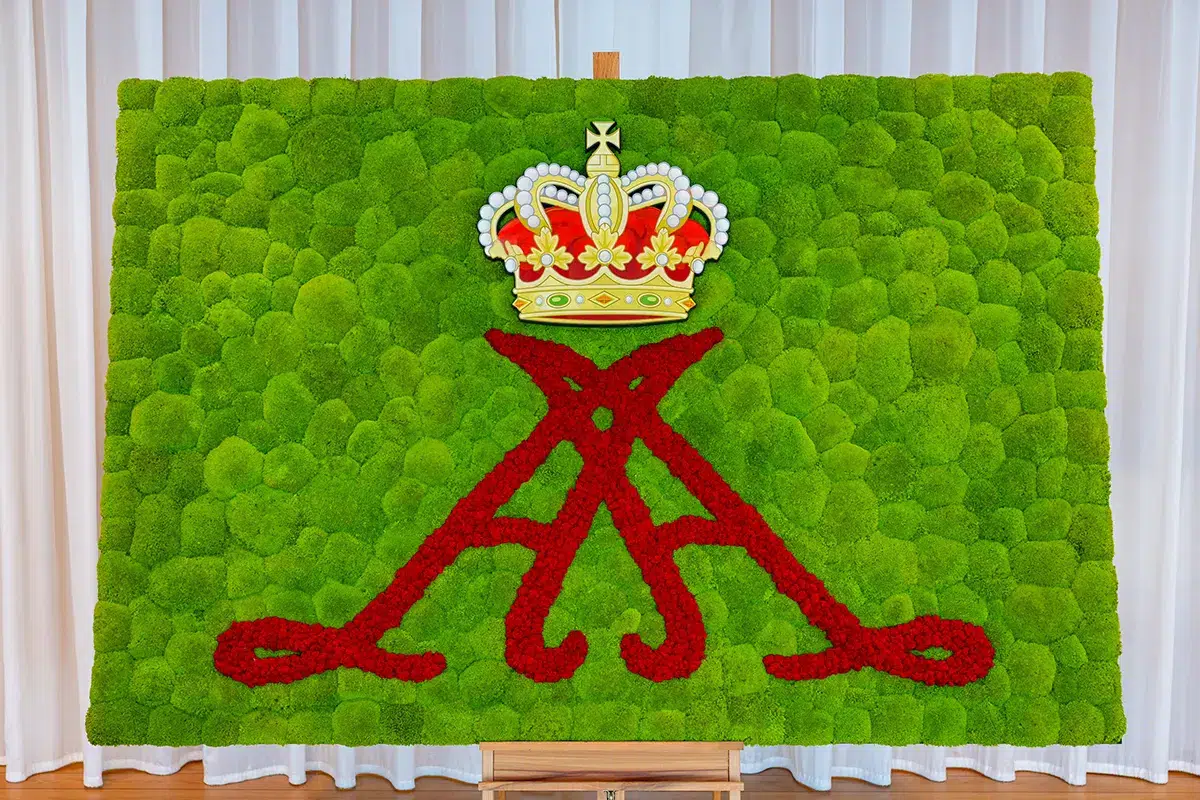 Armoiries du Prince Albert II de Monaco, réalisées à la main à partir de mousse de Ballenmoos et de mousse d’Islande rouge