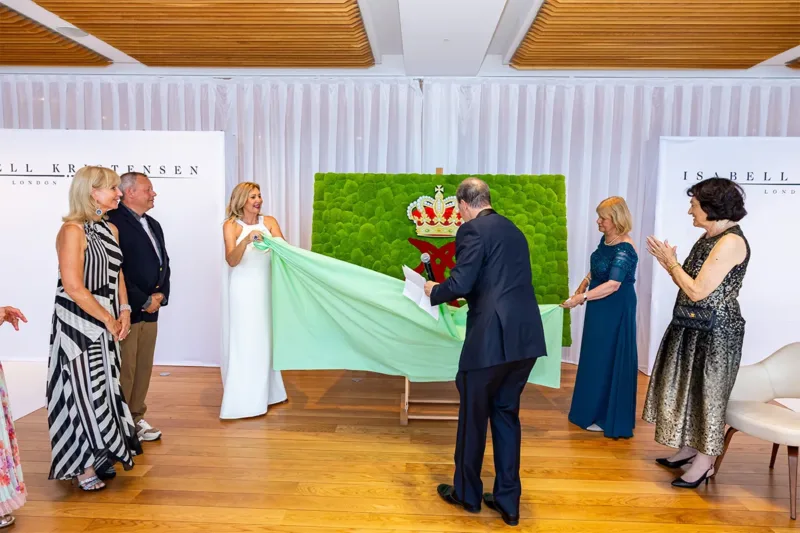 Inauguration solennelle des armoiries de Monaco réalisées en mousse lors du gala d’été du Club Allemand International