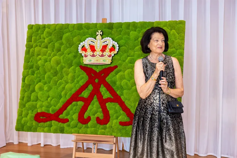 Discours solennel prononcé devant l’œuvre d’art de 2 × 1,5 mètre réalisée en mousse de balle de première qualité
