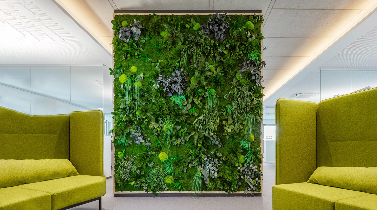 große Dschungelwand als Raumteiler oder Raumtrenner in modernem Büro