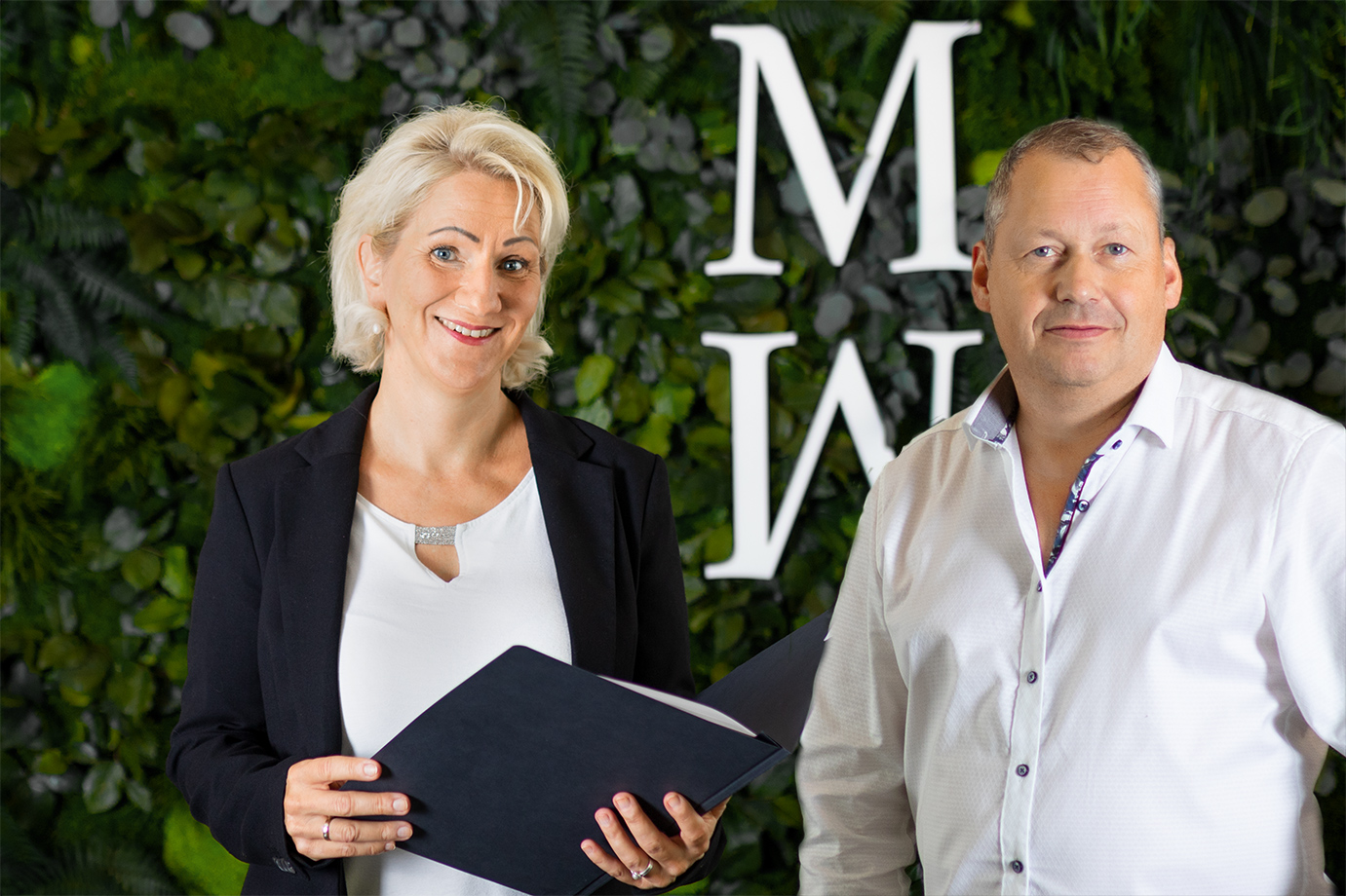 Jens Loschke und Anja Poost Vertriebsleiter für Süd-und Mitteldeutschlande von Moos Moos und im Hintergrund Pflanzenwand mit Moos