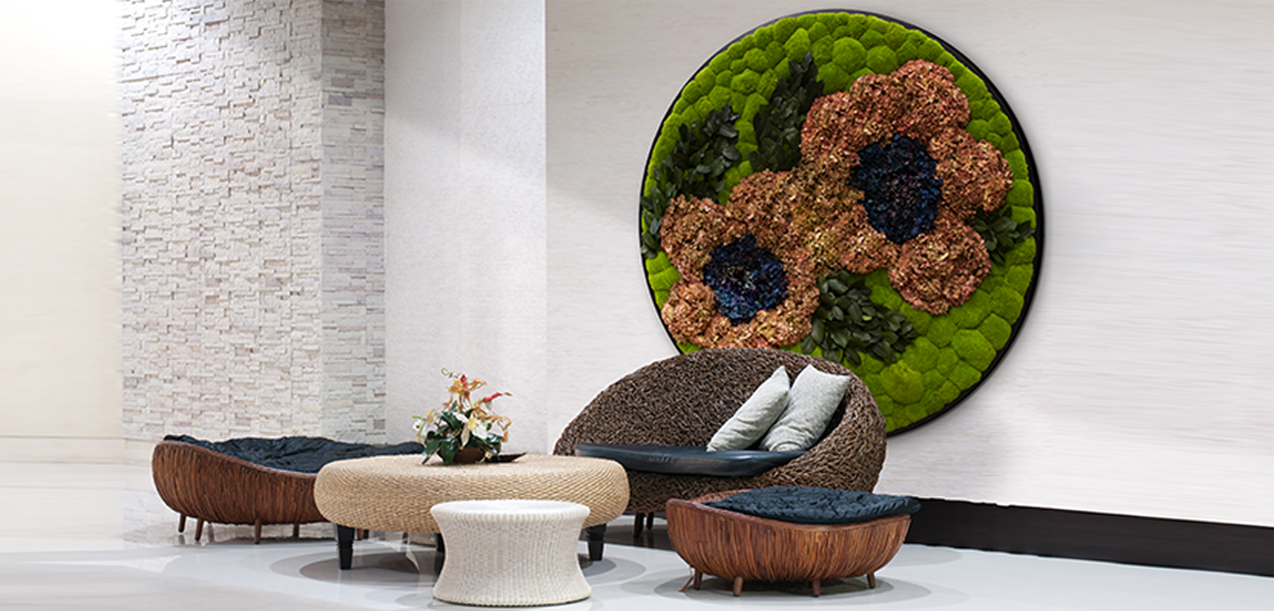 Rundes Moosbild aus Hortensien,Pflanzen und Ballenmoos in einem modernen Wohnzimmer