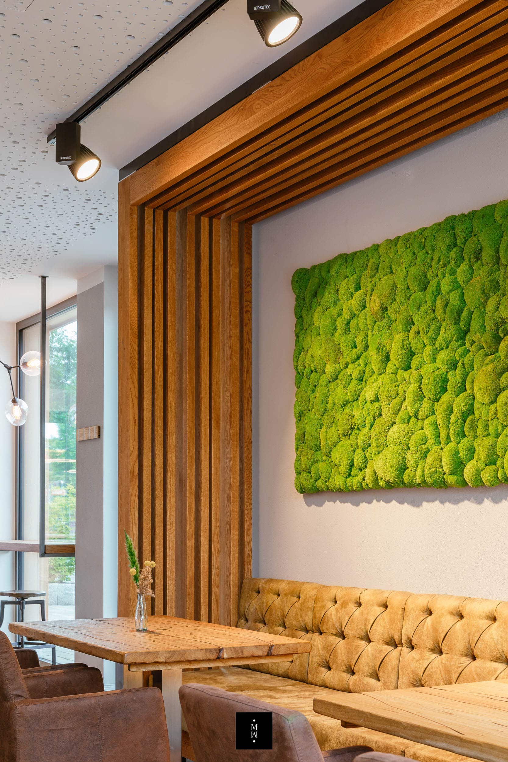 Moosbild mit apfelgrünem Ballenmoos als dekoration in einem Caffee